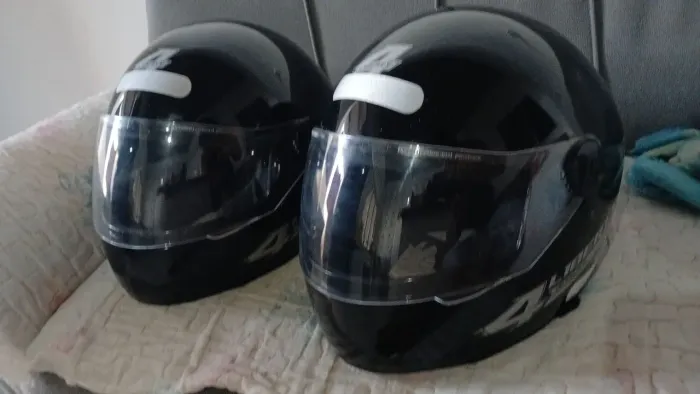 Vendo 2 capacetes novo