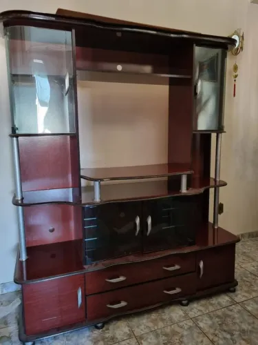 Estante com prateleiras e portas de vidro