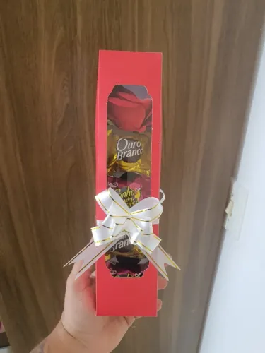 caixinha com rosa e bombom para presente