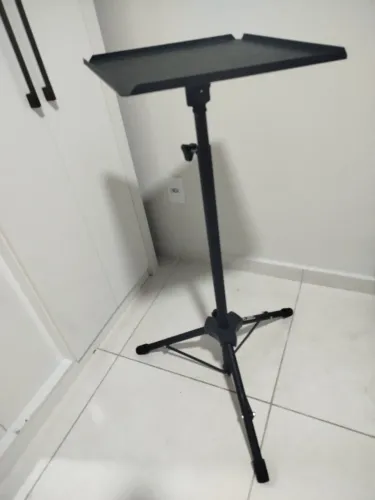 suporte tipo tripé com bandeja multifuncional, comumente utilizado para apoiar projetores.