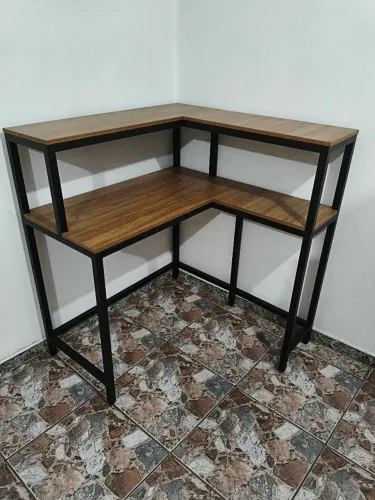 Escrivaninha com prateleira