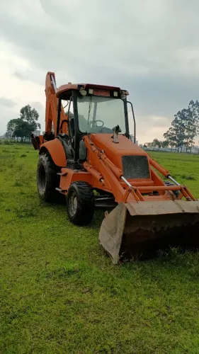 Retroescavadeira 4x4