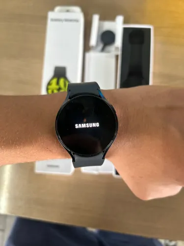 Smartwatch Samsung Galaxy Watch6 LTE 44mm Grafite com Pulseira Esportiva e Tela LED