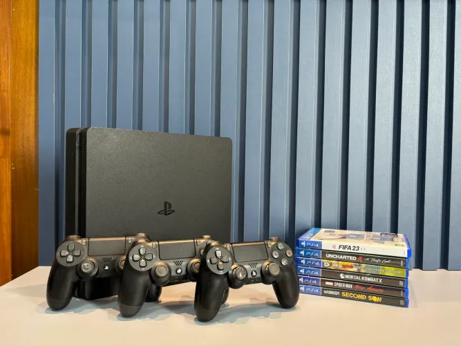 PS4 Slim 500GB + 3 controles + 6 jogos