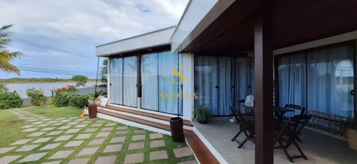 Casa à venda com 4 dormitórios, sendo 1 suíte e 4 vagas de garagem, no bairro Campeche, Fl