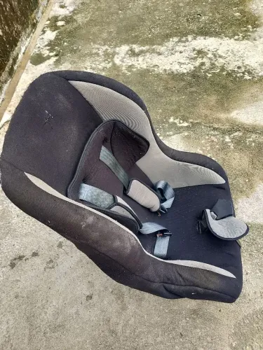 Cadeirinha para levar criança no veículo.
