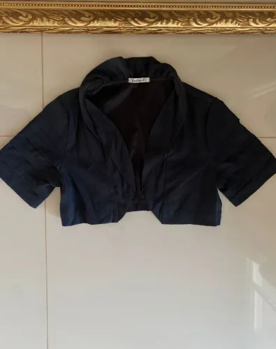 Colete Fallacci estilo bolero preto manga curta feminino curto desapego barato marca