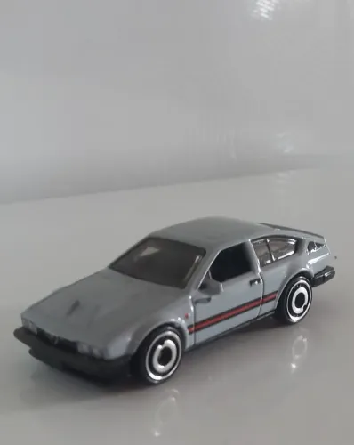 Carrinho de Ferro Miniatura Alfa  Romeo GTV6 3.0 Colecionável - Matell Hotwhells