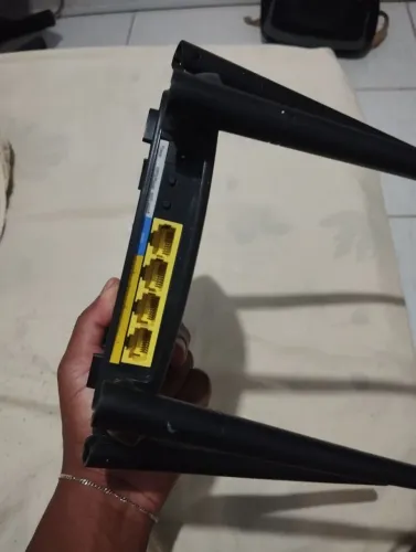 Vende- se um roteador semi novo, funcionando normalmente.