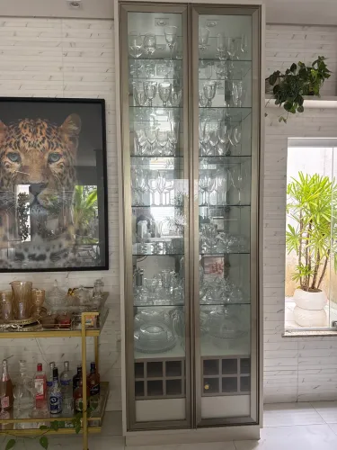 Vendo cristaleira planejada novinha 