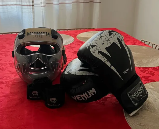 Luva de boxe e capacete 