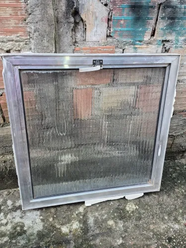 Janela 80x80 estilo basculante 