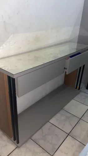 Vende-se mesinha p/ quarto