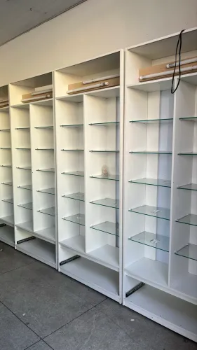 GÔNDOLAS E CAIXA PRA FARMÁCIA