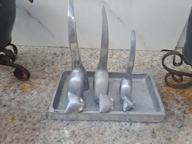 Escultura decorativa com trio de gatinhos com base retangular. Os olhos são de cristais 