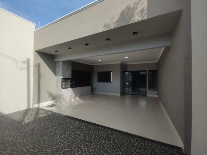 Casa à venda em Rio Verde com espaço aconchegante, acabamento moderno, churrasqueira e arm