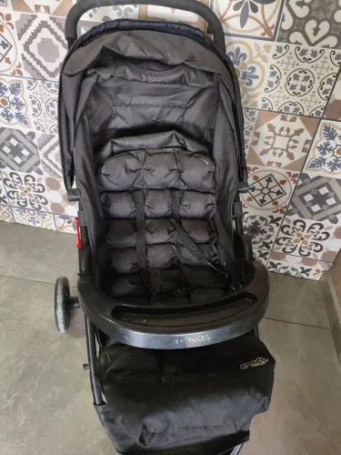 Vendo carinho de bebe semi novo cosco.