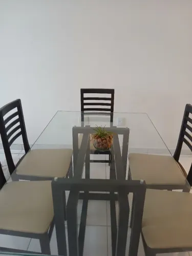 Mesa de jantar de vidro com 6 cadeiras + Aparador no mesmo modelo