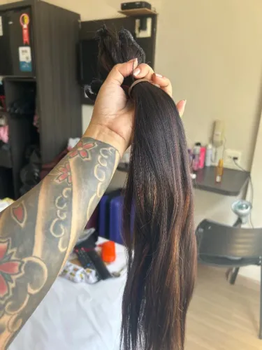 Cabelo humano brasileiro, muito cheio e volumoso ,está no morena iluminada. 58 ctmts