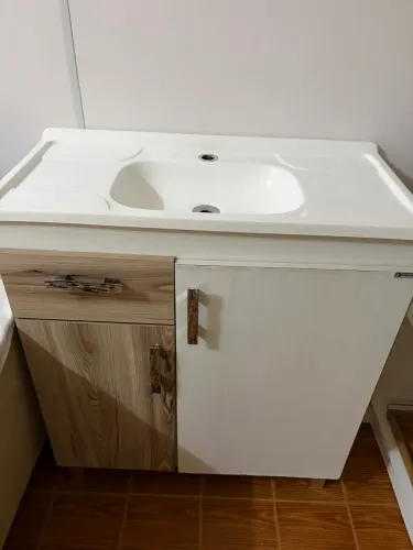 Armário e pia de cozinha