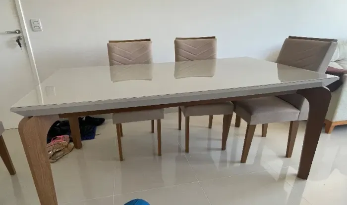 Mesa com 06 cadeiras com tampo de vidro