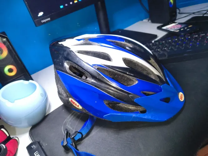 Capacete Bell azul + uma luva de brinde ?