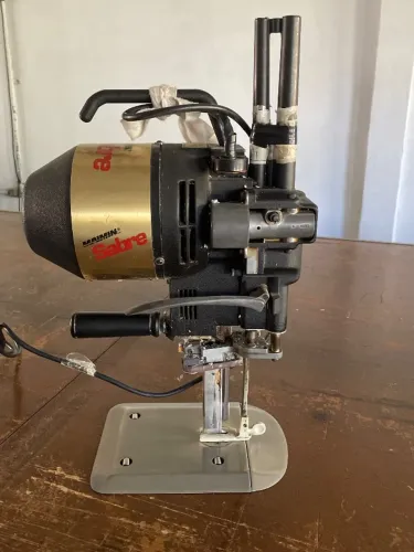 Máquina de corte de confecção