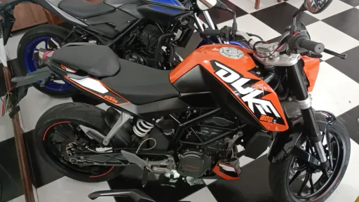 KTM DUKE 200 filé