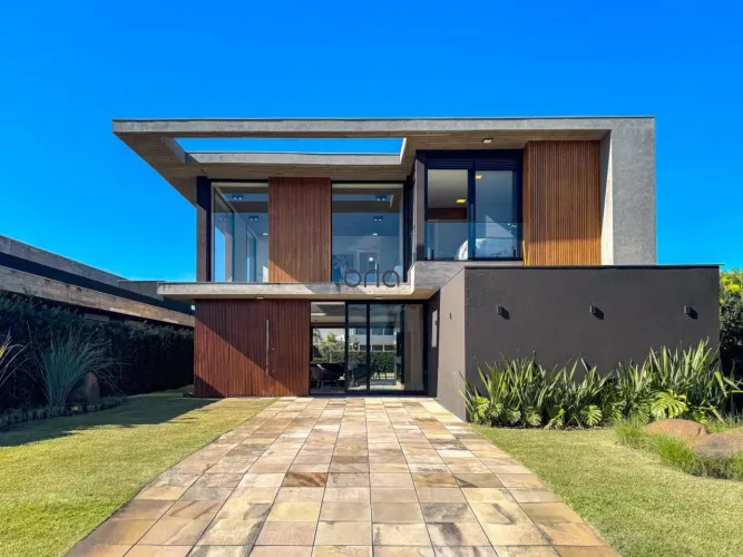 Casa mobiliada com piscina e 05 suítes - Condomínio Enseada Lagos em Xangri-lá Ref.: