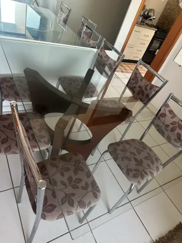 Mesa de vidro com seis cadeiras 