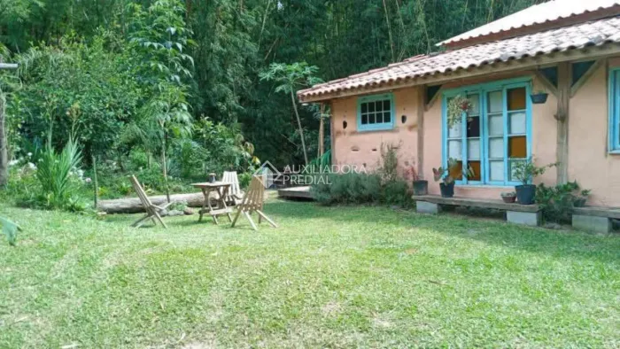 Casa à Venda com Terreno de 1.000 m² em Meio à Natureza - Vale do Rosa, Praia do Rosa, Imb