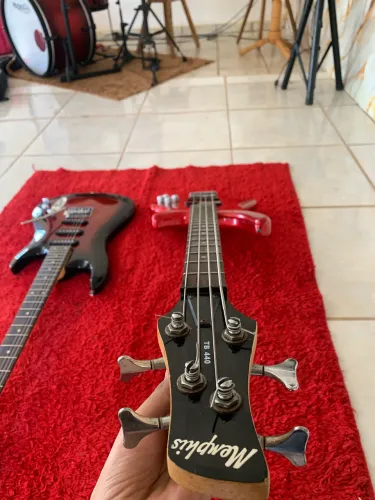 VENDE-SE GUITARRA E BAIXO