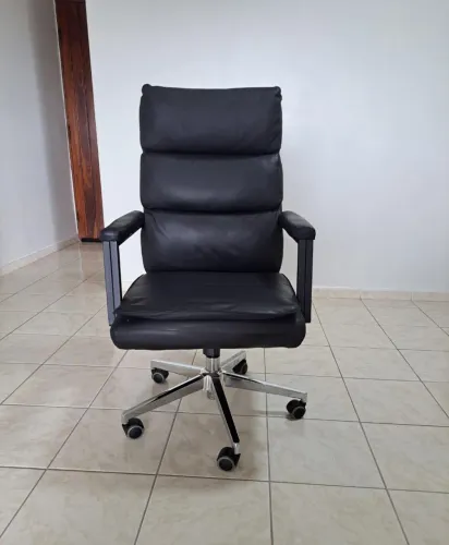 Cadeira giratória de escritório, modelo presidente. Muito confortável.
