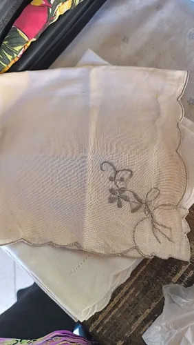 Lindos guardanapos em linho bordados