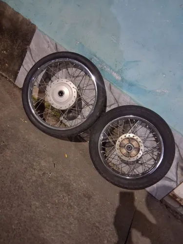 Vendo par de rodas com pneu meia vida, Honda biz 110i