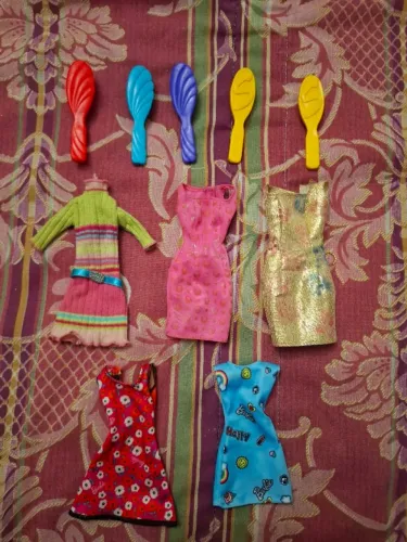 Lote de Vestidos e pentes Barbie