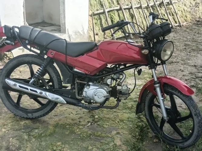 Moto a venda 5000 mil reais boa para andar 