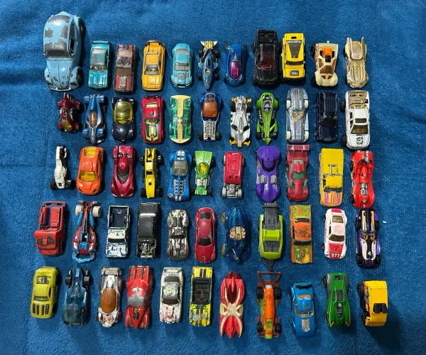 66 carrinhos Hot Wheels antigos