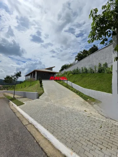 Casa Térrea Nova de Alto Padrão com 1.036 m² de Terreno em Condomínio Fechado