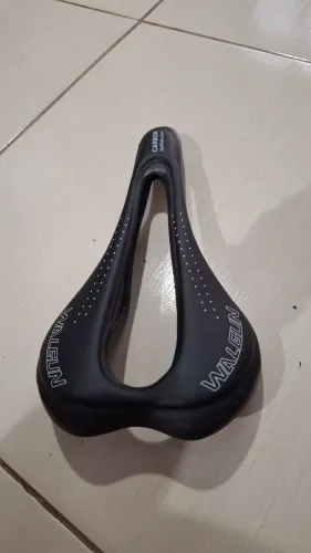 Selim superflow em carbono. Trilho em carbono 120g