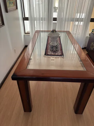 Vendo mesa com 8 cadeiras