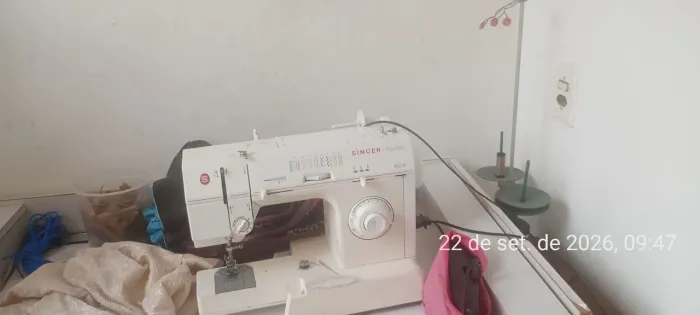 Máquina Singer com mesa. Para vim buscar