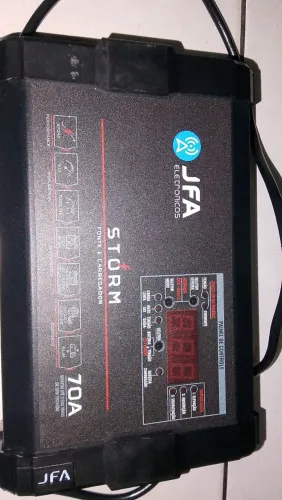 Fonte jfa 70 amperes semi nova serve para som automotivo e recarregar bateria tbm