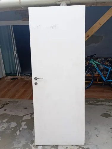 Porta de Angelim com fechadura sem chave