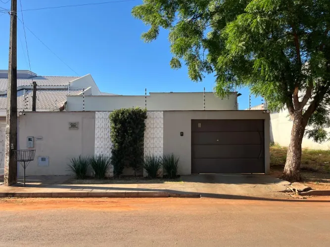 Casa no jardim dos ipês 1 com piscina , 3 quartos sendo 1 suite .