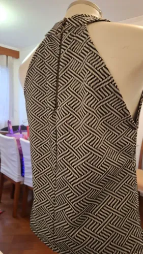 Blusa Shoulder sem manga estampa geometrica