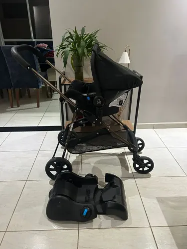 Carrinho de bebê Moisés com bebê conforto e base veícular