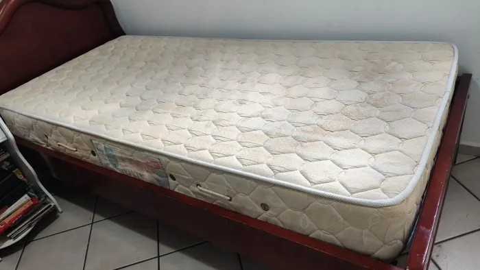 Cama de Madeira maciça e Colchão de molas de solteiro em bom estado