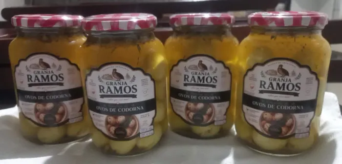 Ovos de codorna em conserva