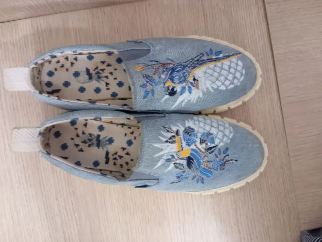 tênis/slip-on da FARM em jeans claro com bordado de arara, tamanho 38 BR